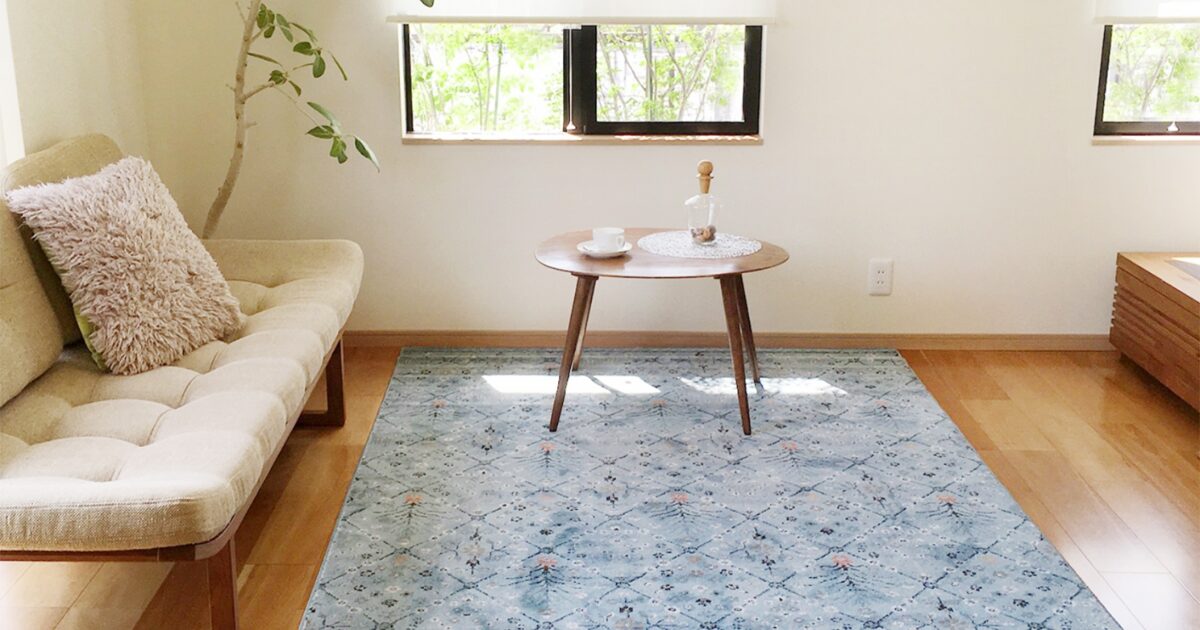 ナチュラルテイストのソファとブルーラグが映える明るいリビング