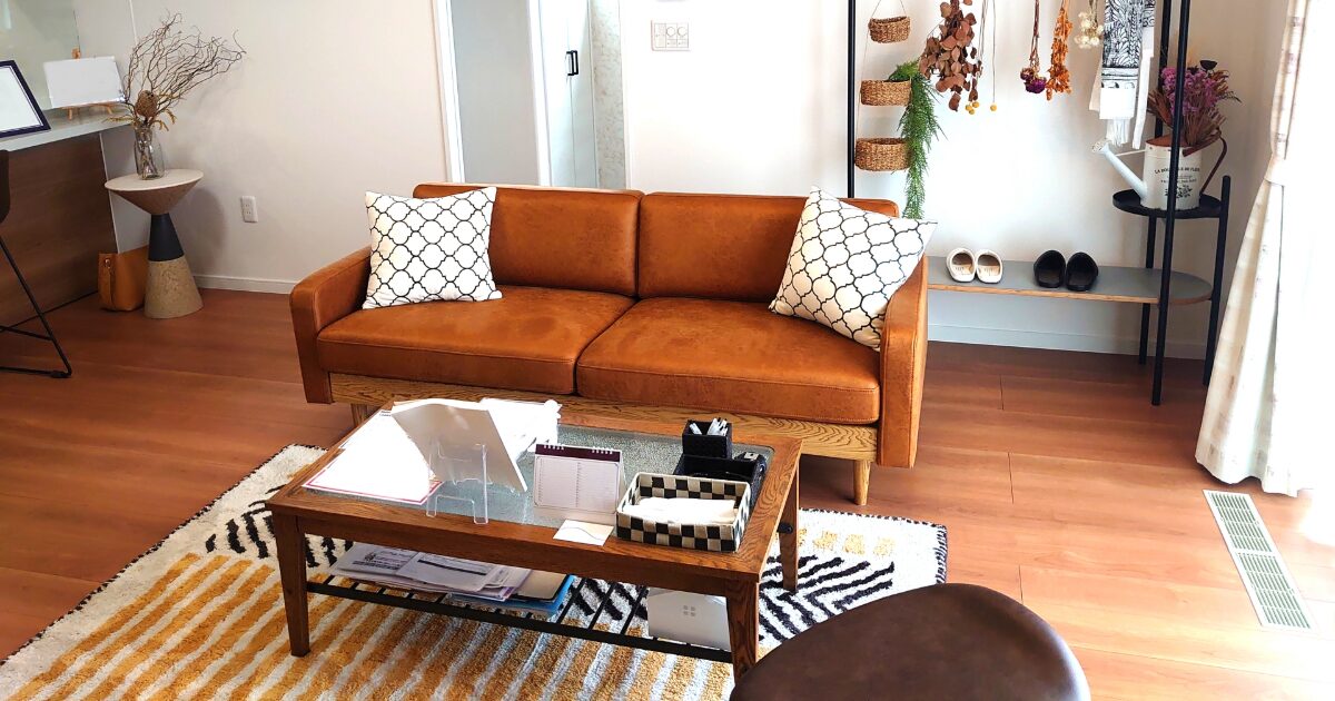 キャメル色ソファと個性的なインテリアが魅力の北欧風リビング