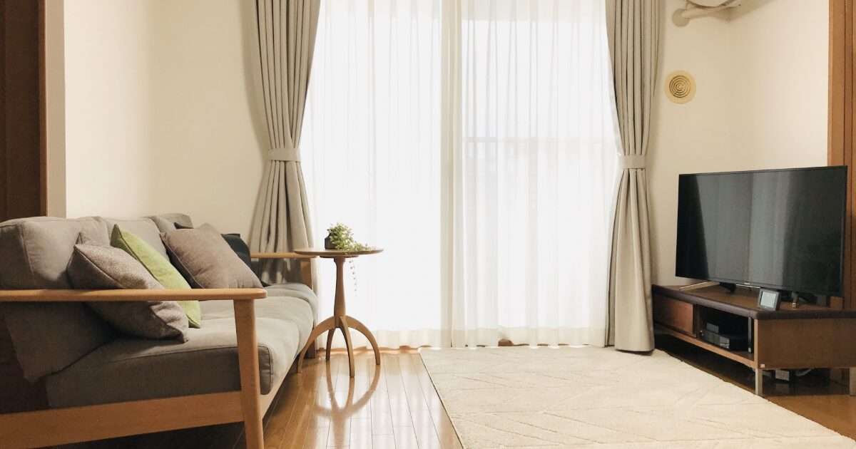 木製家具とグレーソファが調和する落ち着いたリビング空間