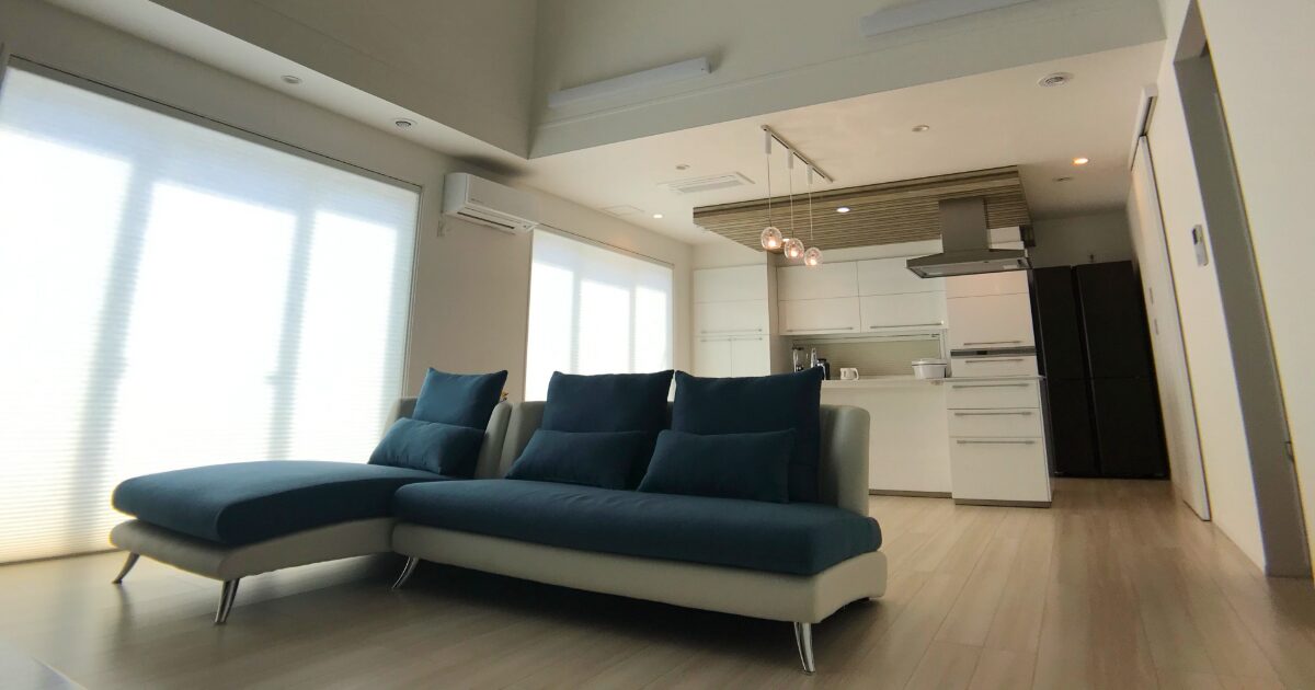 白とネイビーのソファが主役のスタイリッシュなオープンリビング