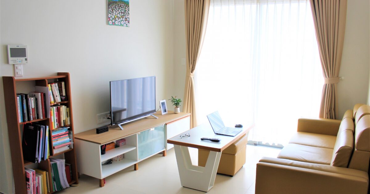 本棚とテレビボードがあるコンパクトで機能的なリビングスペース