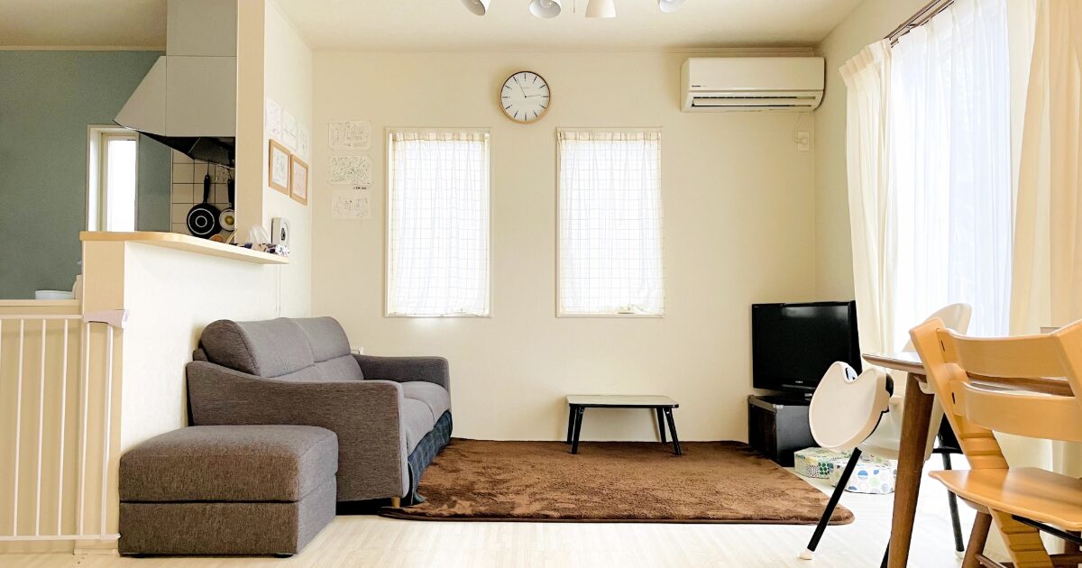 グレーソファと小さなテレビが置かれたシンプルなファミリーリビング