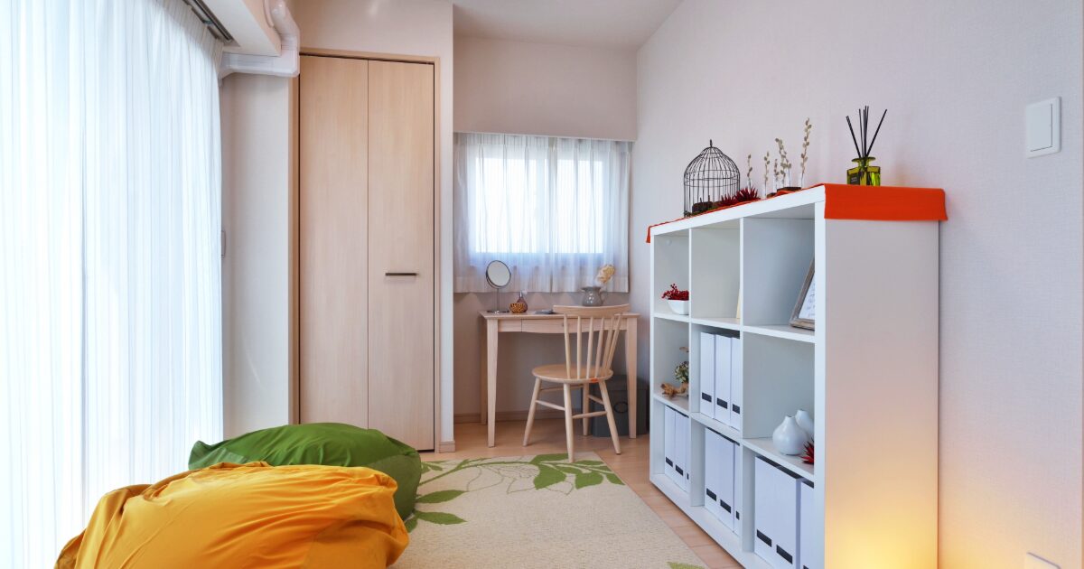 ビーズクッションと収納棚がある明るく可愛いワークスペース