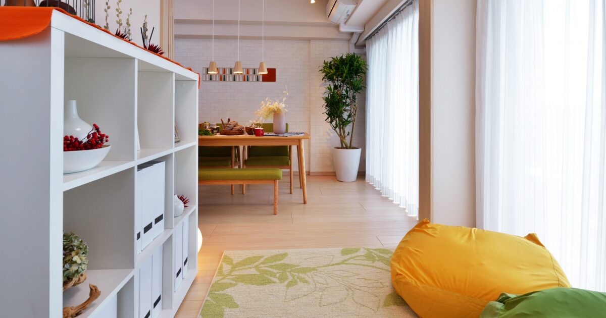 観葉植物とペンダントライトが映えるおしゃれなダイニング空間