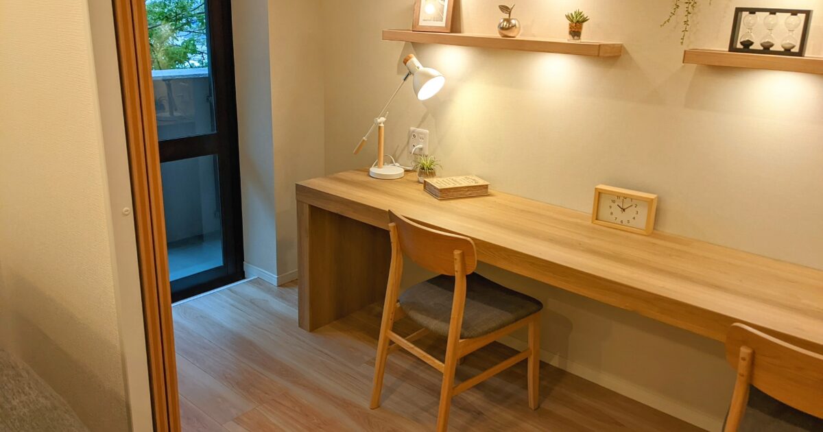 木製デスクと間接照明があるおしゃれなワークスペース