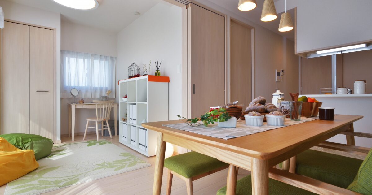 木製ダイニングテーブルとナチュラルインテリアが調和した明るいLDK