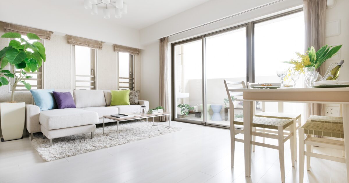 観葉植物とホワイトインテリアが調和した開放感のあるリビングダイニング