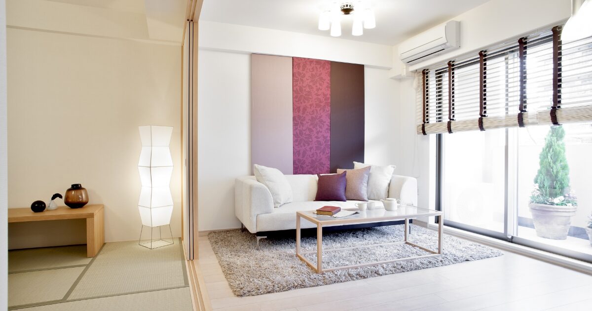 和室とモダンなソファが調和するスタイリッシュな和洋ミックスリビング