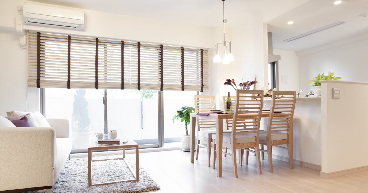 木製ダイニングと明るい窓際が印象的なナチュラルテイストのLDK