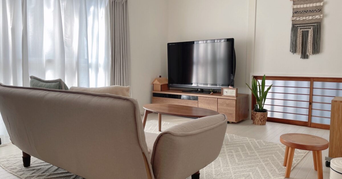 テレビとソファがある落ち着いた北欧風のシンプルなリビング