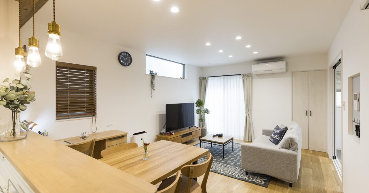 ナチュラルウッドとグリーンが映える温もりのある北欧風リビングダイニング