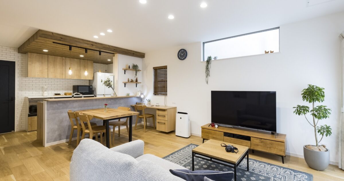 木の温もりとタイル壁が調和するカフェ風キッチンのあるおしゃれなLDK