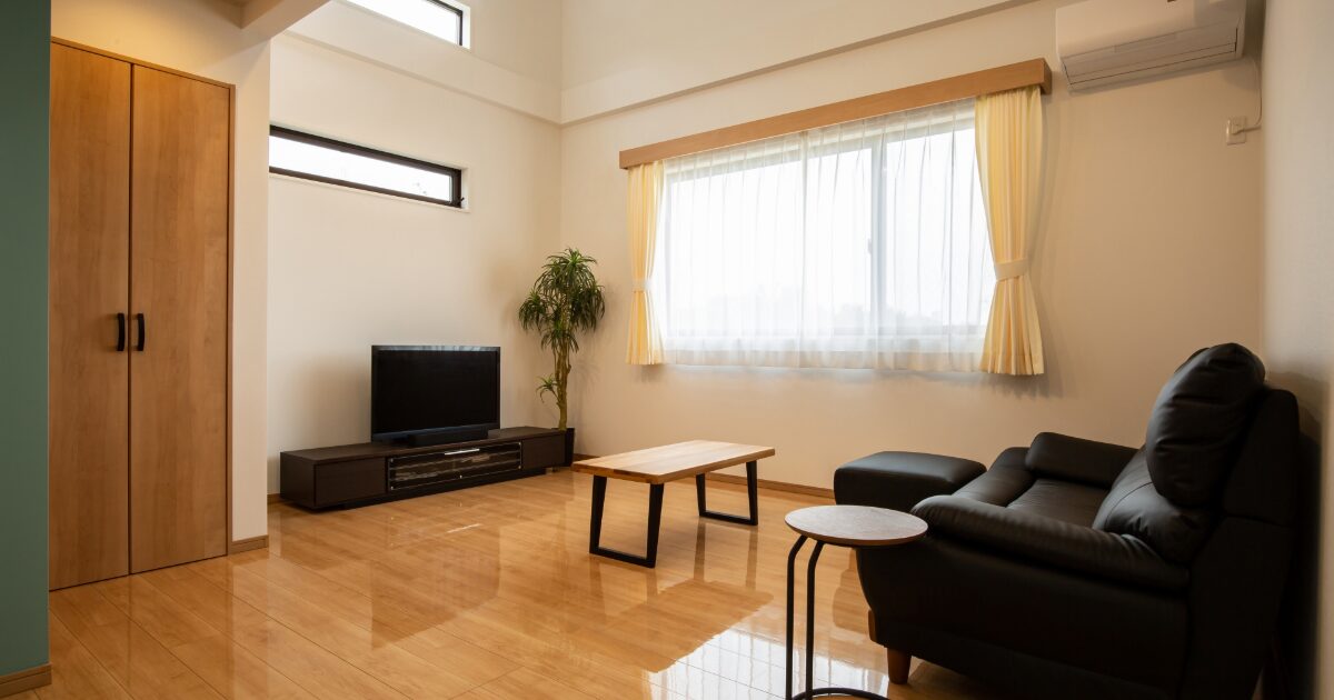 黒ソファが映えるシンプルで開放感あるモダンなリビング