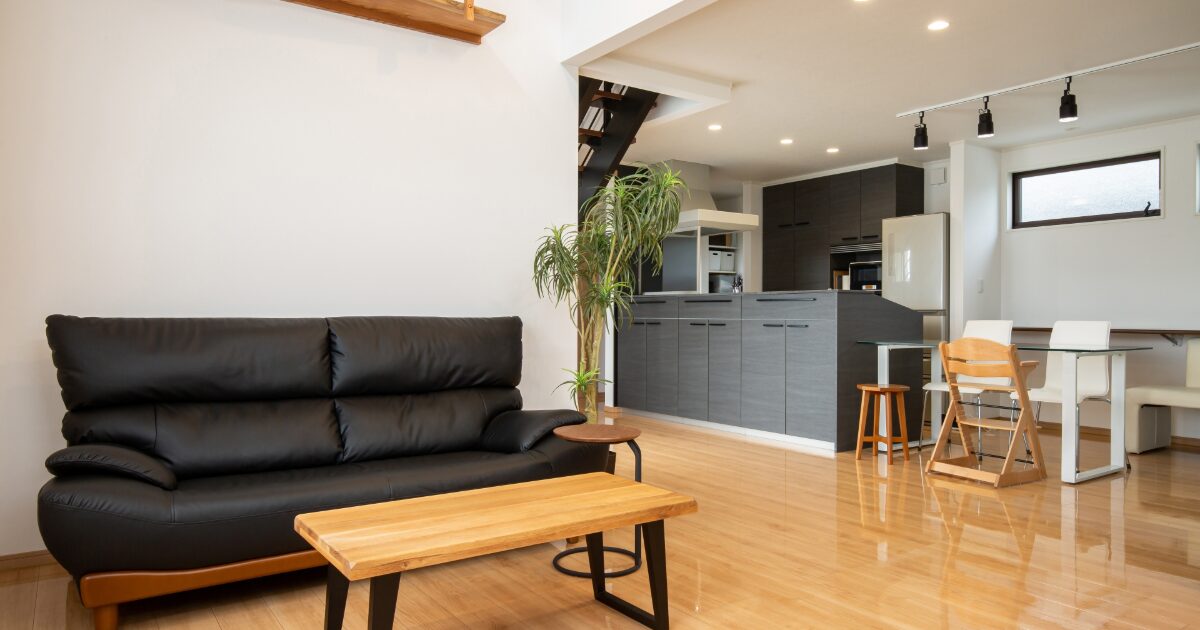 木目とブラックが印象的なスタイリッシュモダンなオープンリビング