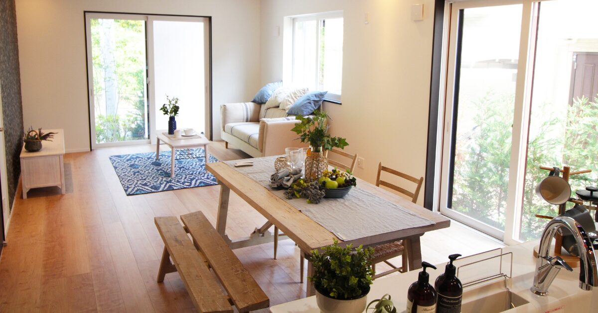 自然光が差し込む木製家具が映えるナチュラルカントリー風のリビングダイニング