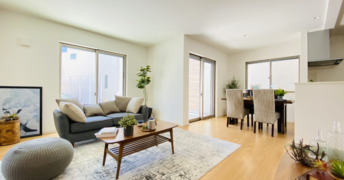 グレーを基調にした上品で落ち着いた大人のリビングダイニング