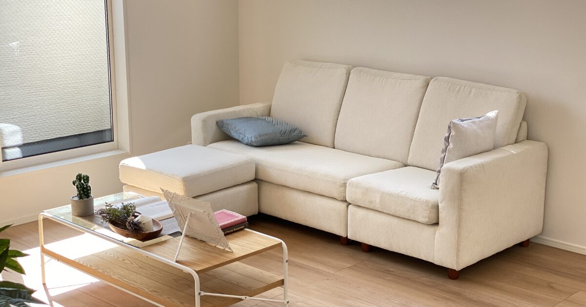 光に包まれたシンプル＆ミニマルなナチュラルリビング