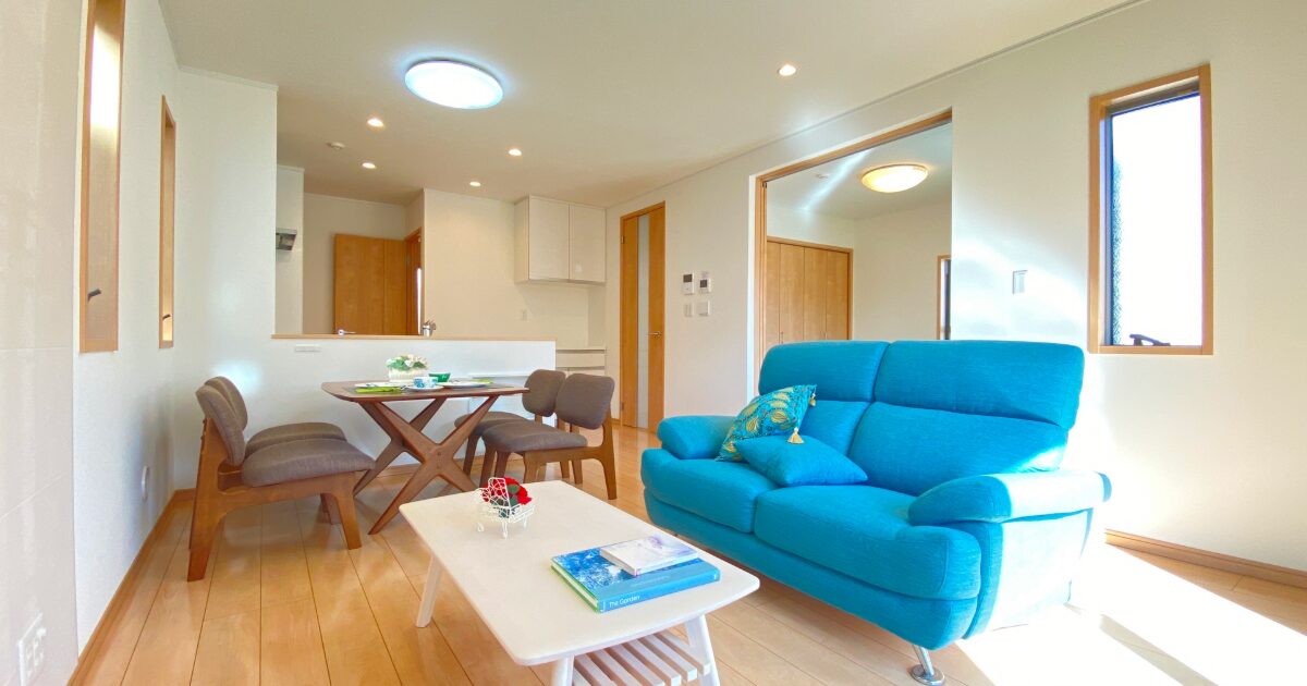 鮮やかなブルーソファが映える明るくポップなカフェ風リビング