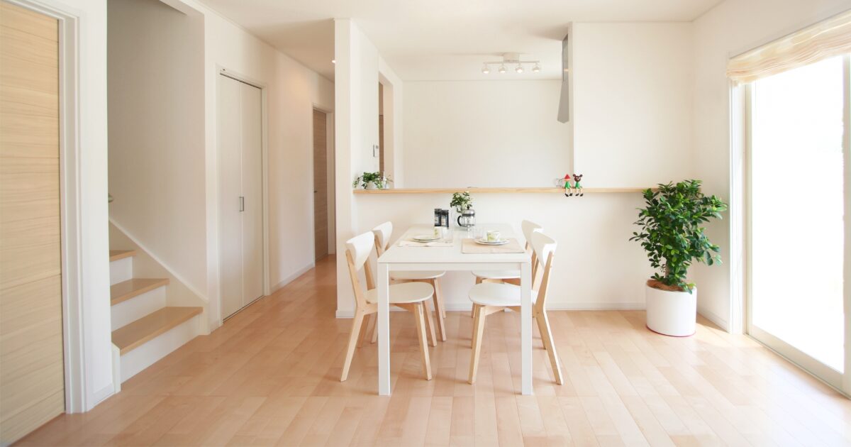 白を基調にしたナチュラルでミニマルなダイニングキッチン