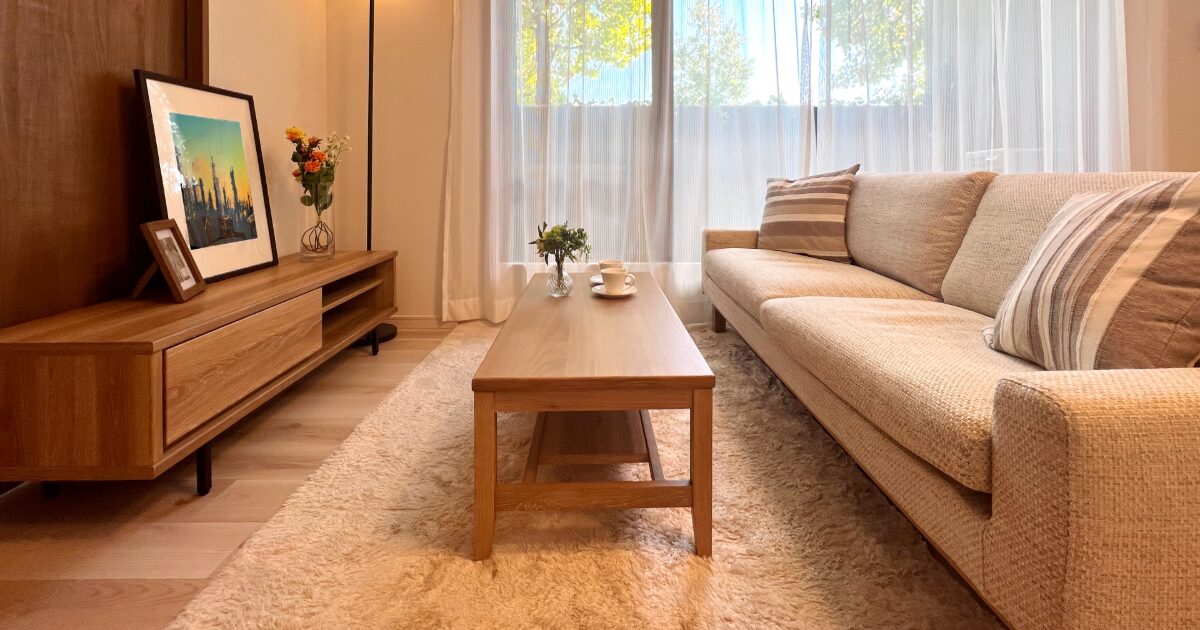 木製家具とベージュソファが温かみを演出するナチュラルリビング