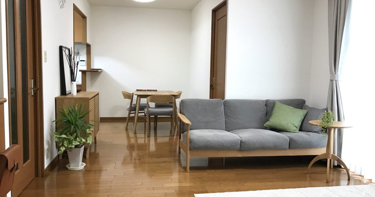 グレーソファと木製家具で統一されたナチュラルなリビングダイニング